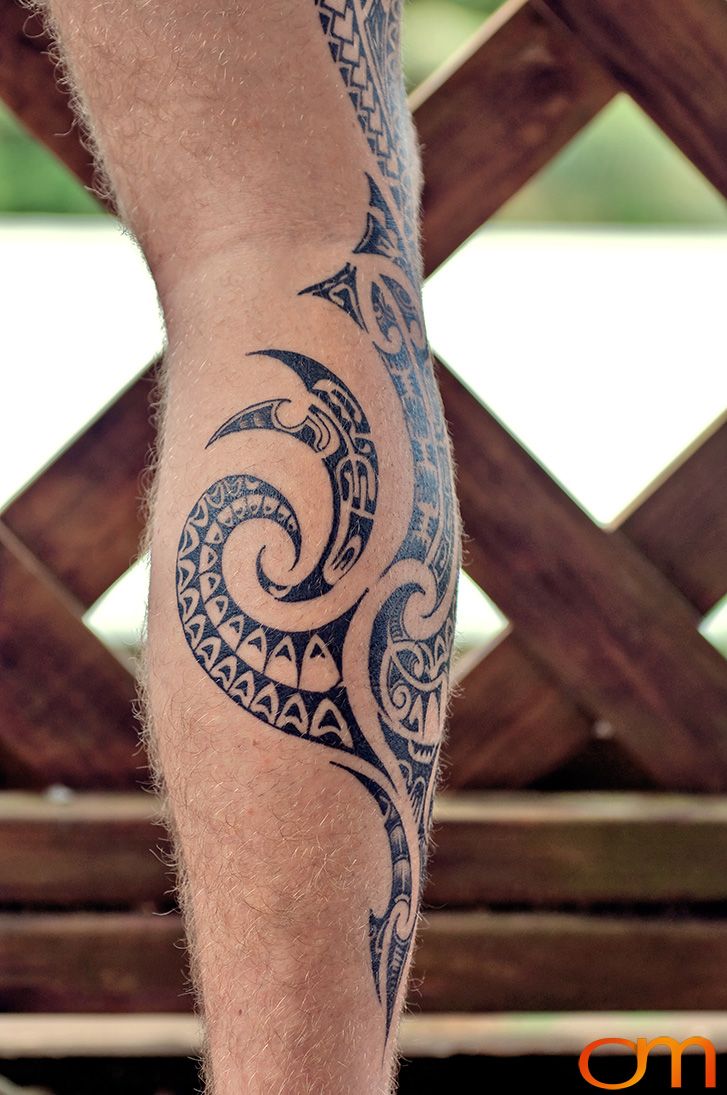 Photo of Cook Islands traditional tattoo on a man's leg. Taken of Reon with Boye Nicholas tattoo by Amanda Fornal in October 2006.