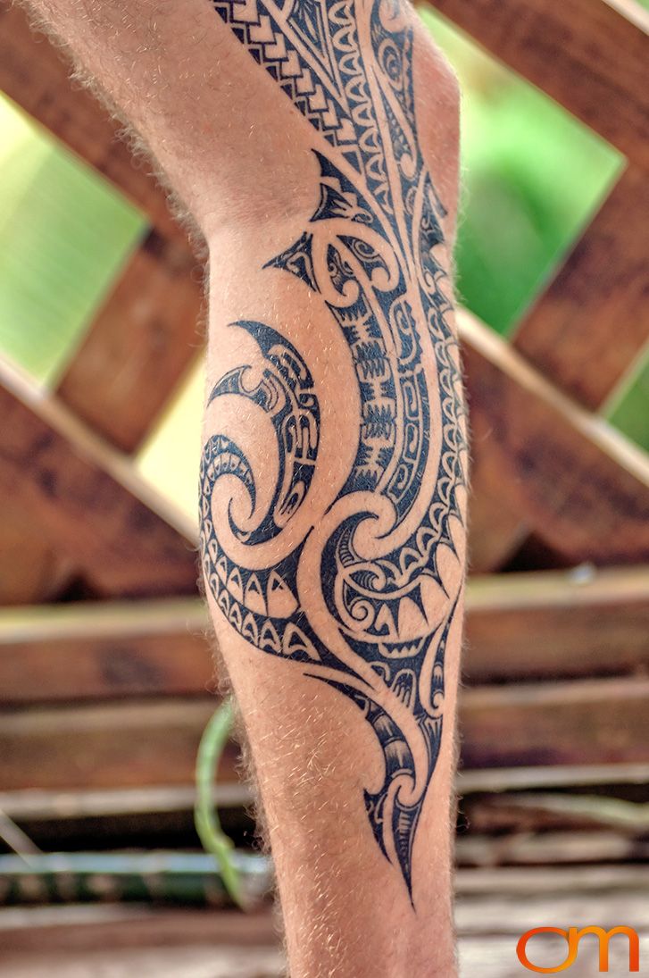 Photo of Cook Islands traditional tattoo on a man's leg. Taken of Reon with Boye Nicholas tattoo by Amanda Fornal in October 2006.